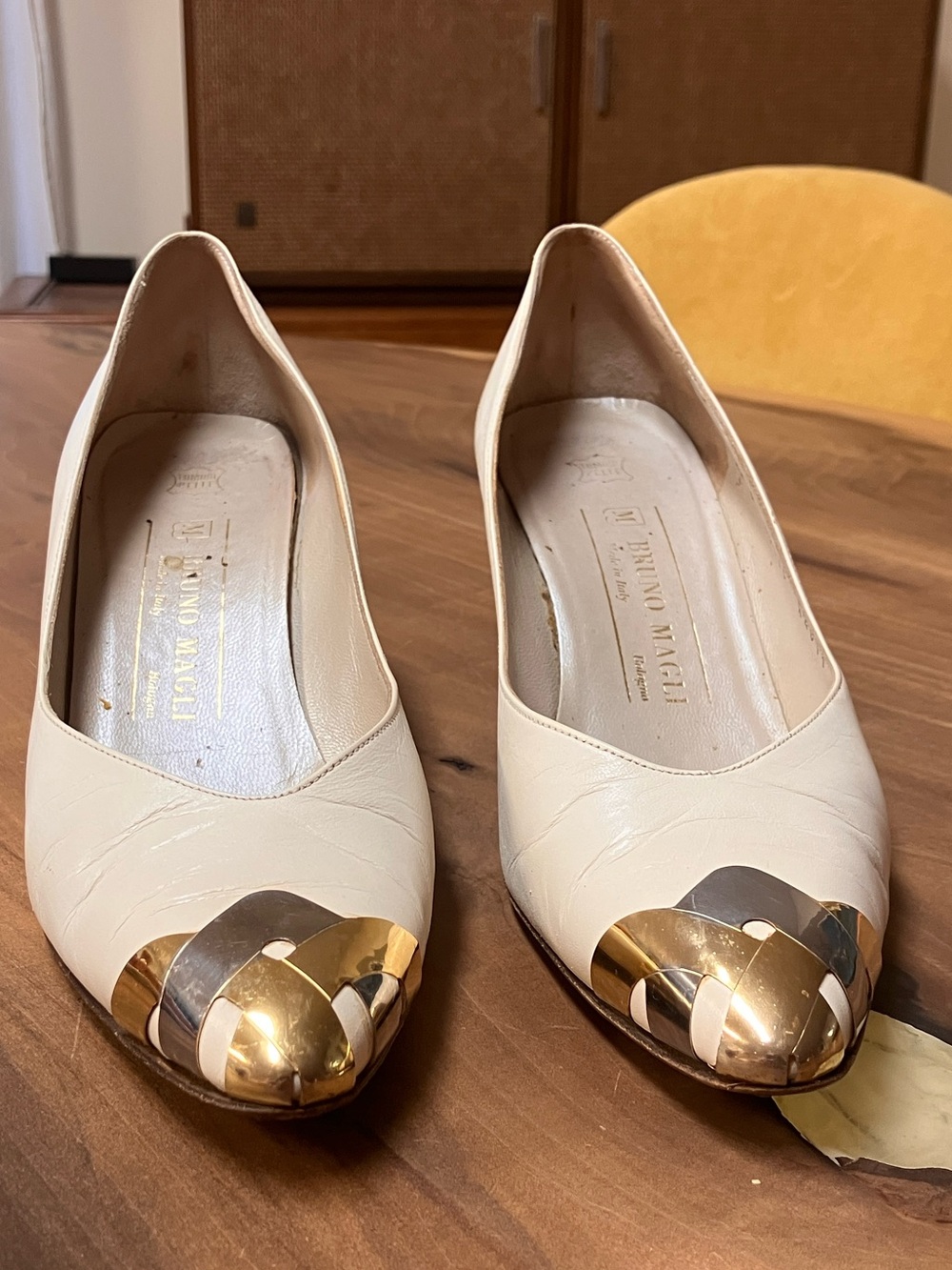 Bruno Magli Vintage Cream Leather Pumps 8 AA Metallic Toe Made in Italy